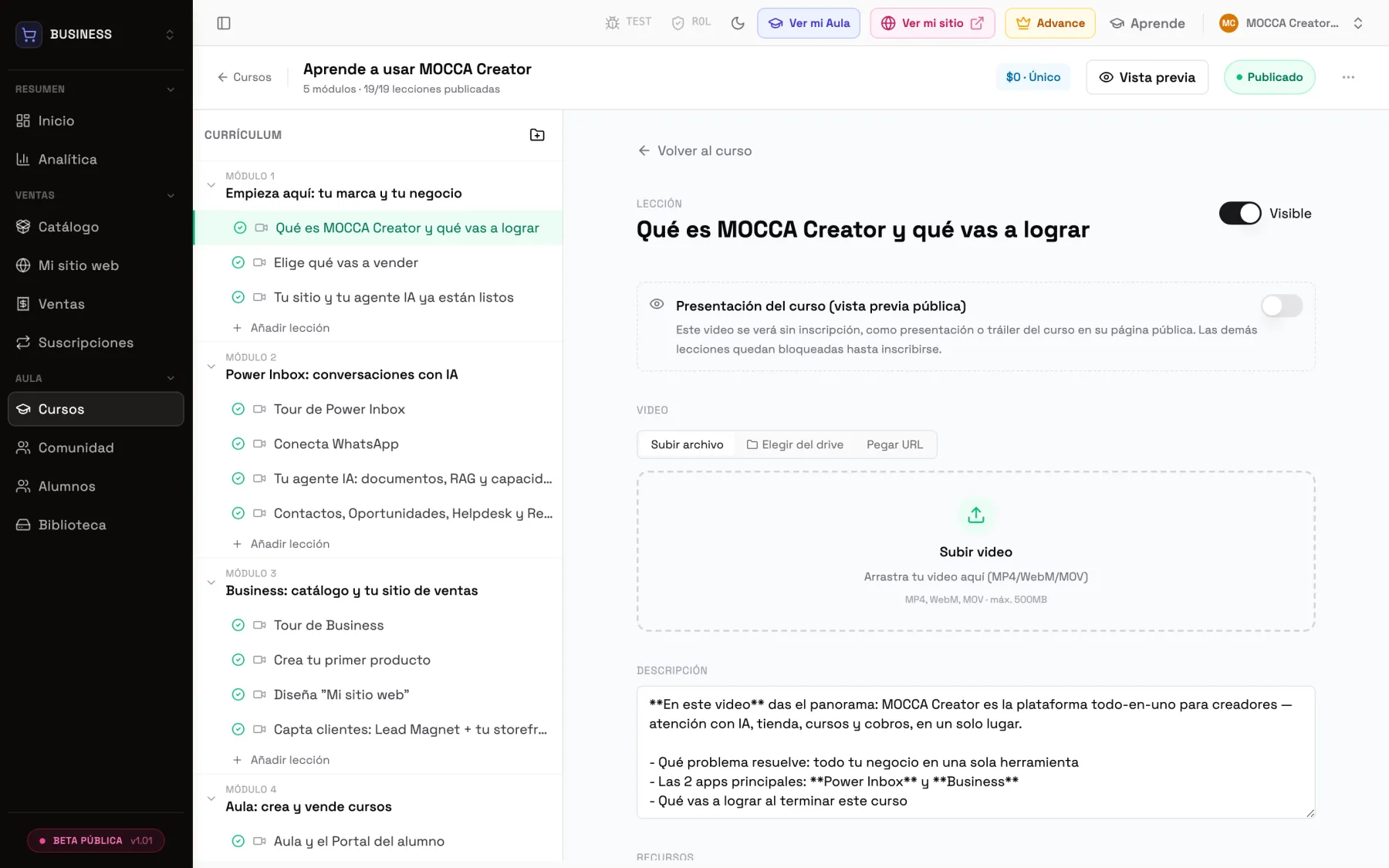Editor de curso en Mocca: currículum con 5 módulos y 19 lecciones publicadas, y el panel de la lección con video, descripción y recursos